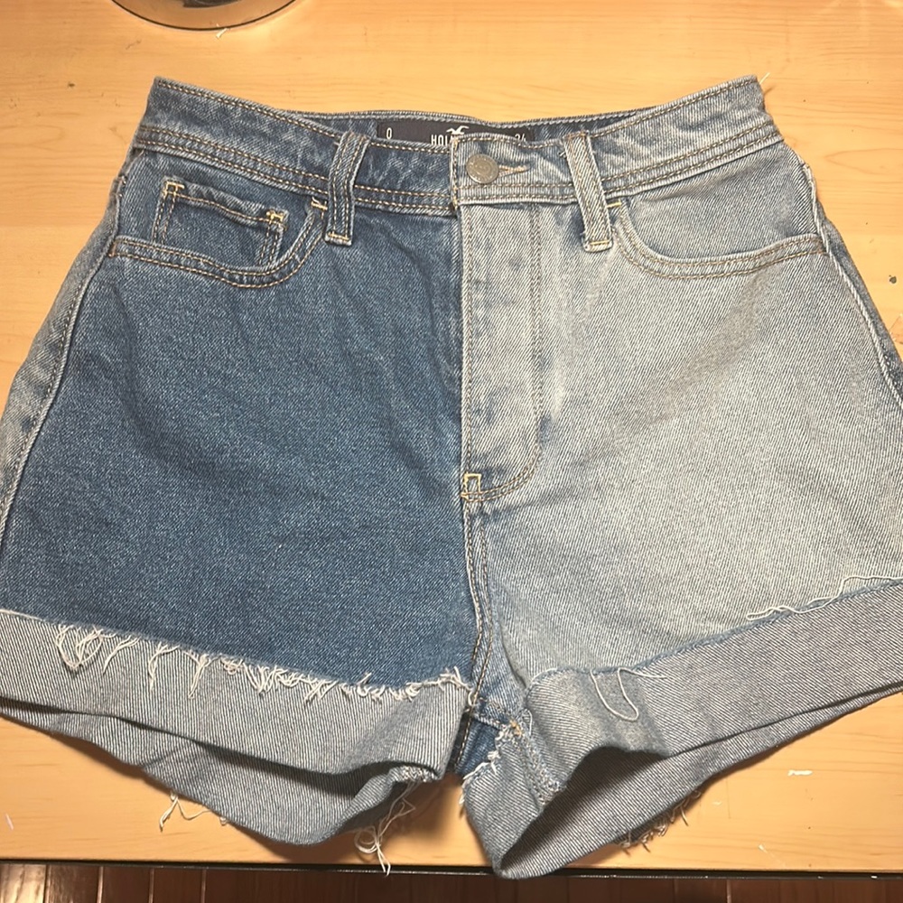 Hollister Ultra High-Rise mom short.